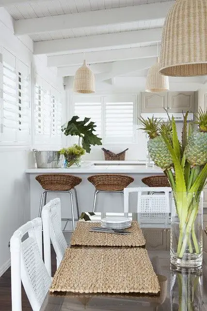 Just a touch of tropical style in a white room looks absolutely beautiful. Great look from @centsationalgrl: 