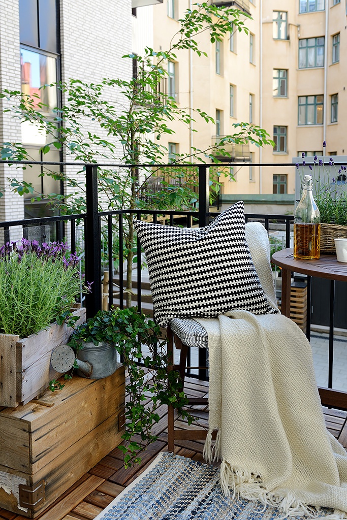 Pretty Cozy Patio | 16 Ways to Deck Out Your Deck