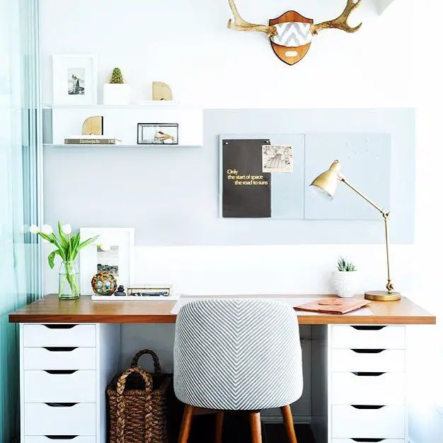 Love this little corner office from @shift_interiors design. 💗💗💗
