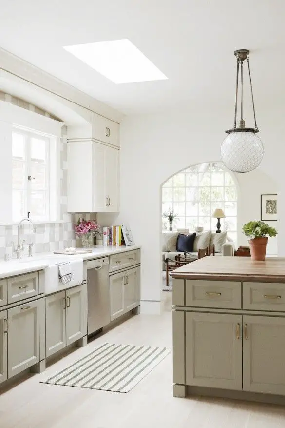 Neutral kitchen with retro chandelier and tiled backsplash: 