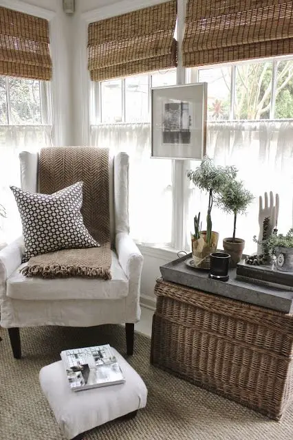 Love the wicker basket, galvanized tray and the blinds. Interesting way to hang frame - on the trim between windows.: 