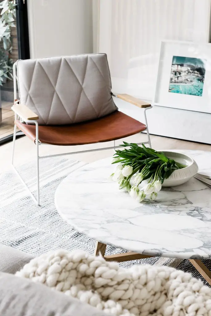 Marble coffee table, leather chair, chunky blanket. | From: http://roomdecorideas.eu/: 