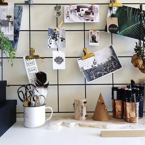 Hang a piece of gridded wire above your desk to keep pictures and inspiration visible.: 