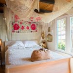 Fabrics-above-bed-make-cozy-atmosphere-in-this-boho-bedroom