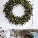 Living-room-with-oversized-wreath-767×920