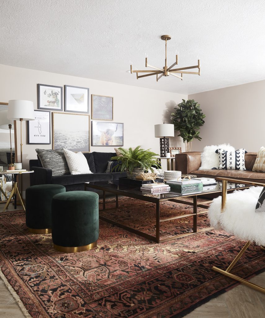 Living room with carpet, table and chairs