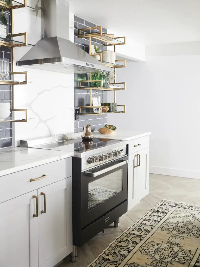 Kitchen with dark oven and white elements