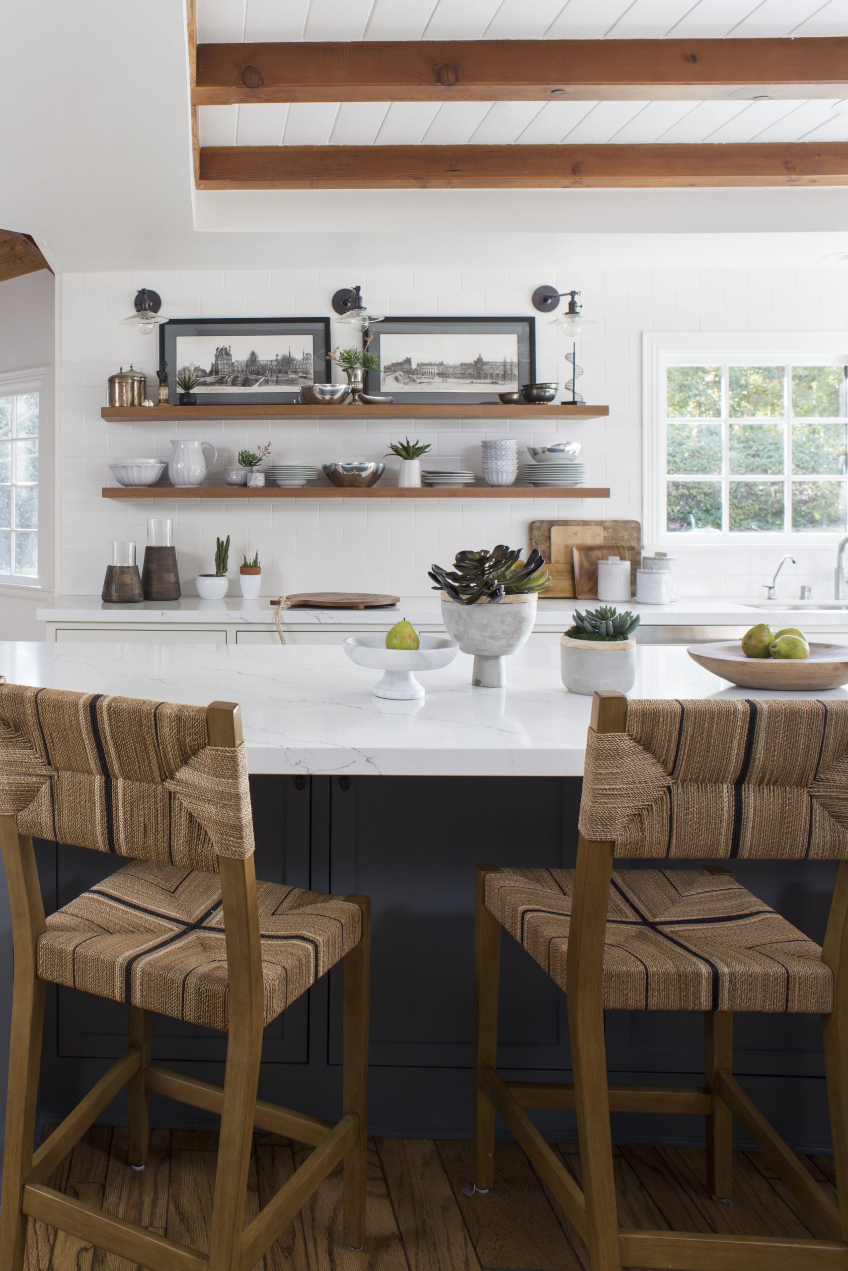 Island table with chairs in the kitchen
