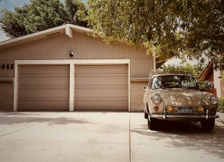 Garage with parked old timer in front of it