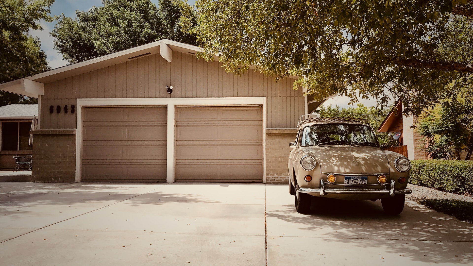 Garage with parked old timer in front of it