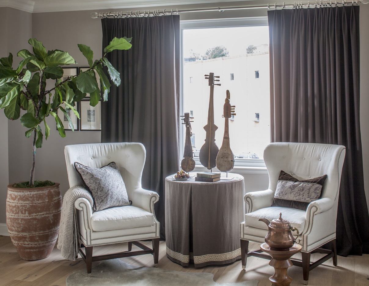 Living room with armchairs and table