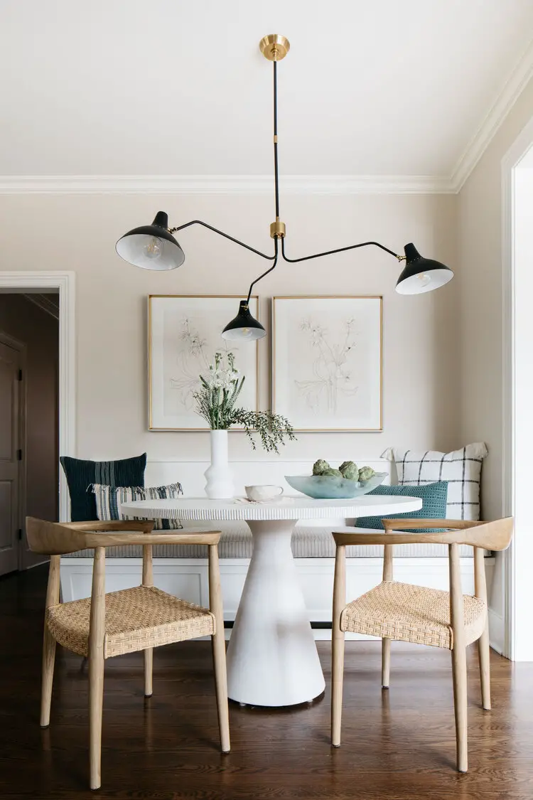 Dining room with table, chairs and celling