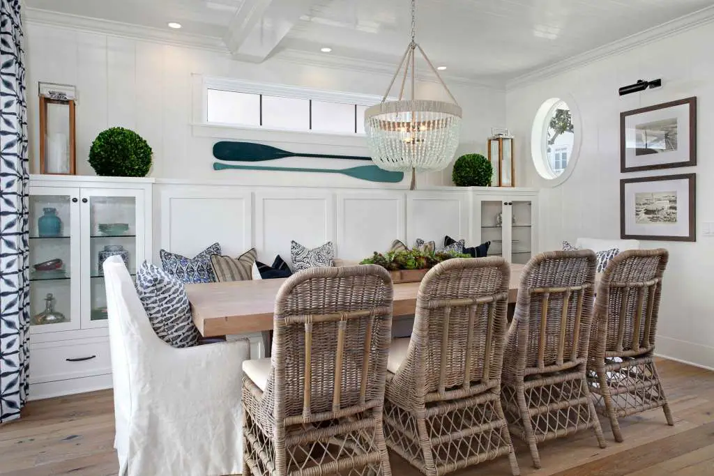 Dining room with tropical and sea elements with paddles hanging on the wall