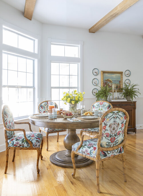 Living room with table and chairs around it