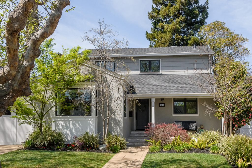 House with a front yard