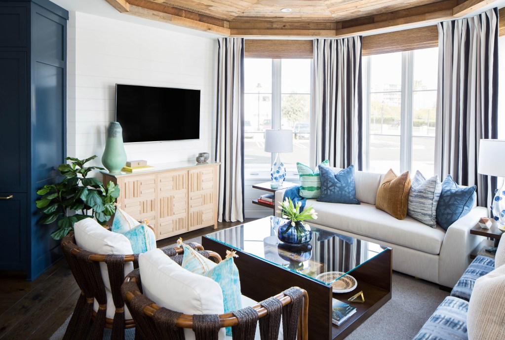 Living room with armchairs, sofa, coffee table and TV