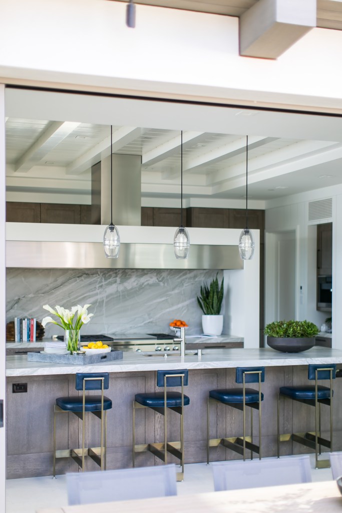 Kitchen with kitchen island in grey tones