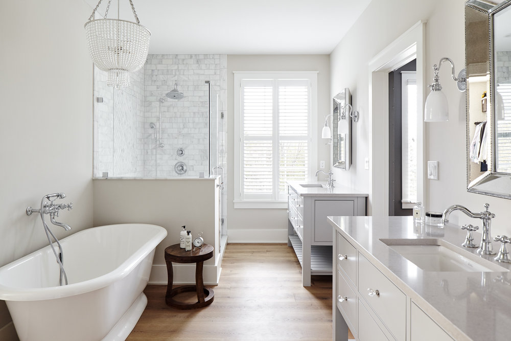 Bathroom with tub and crystal celling