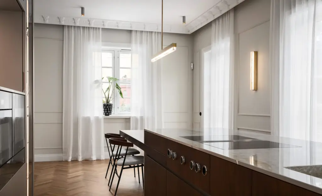 Kitchen with a table an chairs