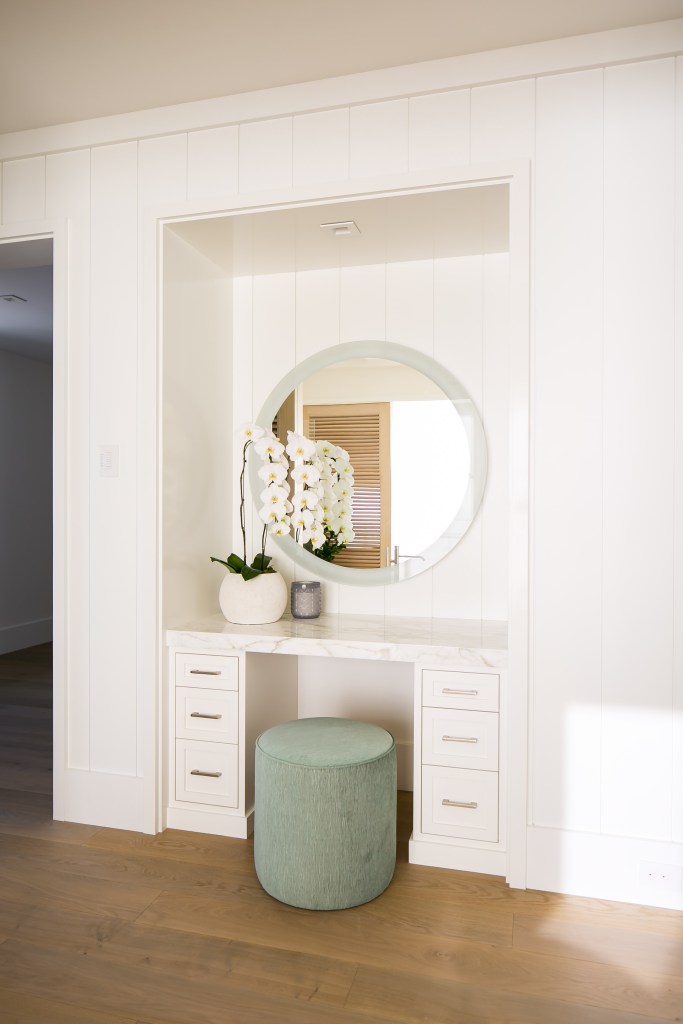 Bedroom with table, mirror and plant